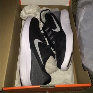 Nike Lunerconverge 4E Sneakers (Wide)